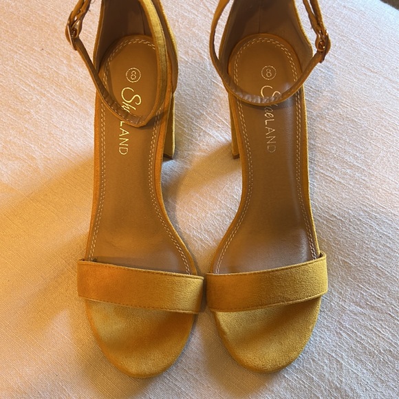 NWT Mustard Yellow Suede Velvet Pumps - Picture 3 of 4